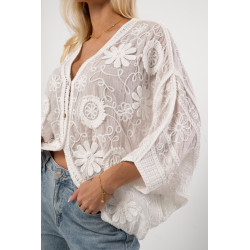 Ażurowa bluzka koszulowa z haftem i szerokimi rękawami | Hurt odzieży damskiej