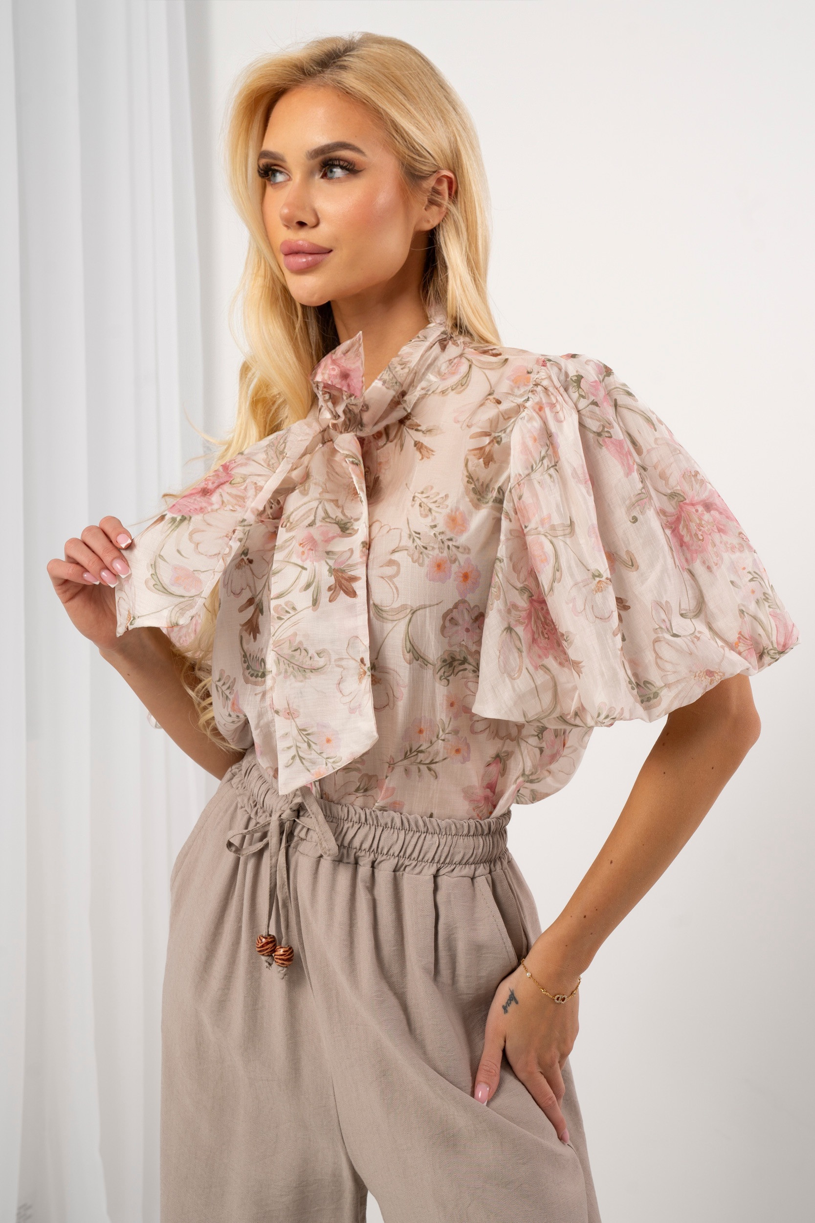 Bluzka w kwiaty z wiązaniem pod szyją i bufiastymi rękawami | Sprzedaż hurtowa odzieży damskiej
