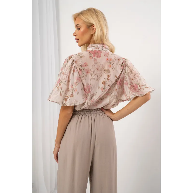 Bluzka w kwiaty z wiązaniem pod szyją i bufiastymi rękawami | Sprzedaż hurtowa odzieży damskiej