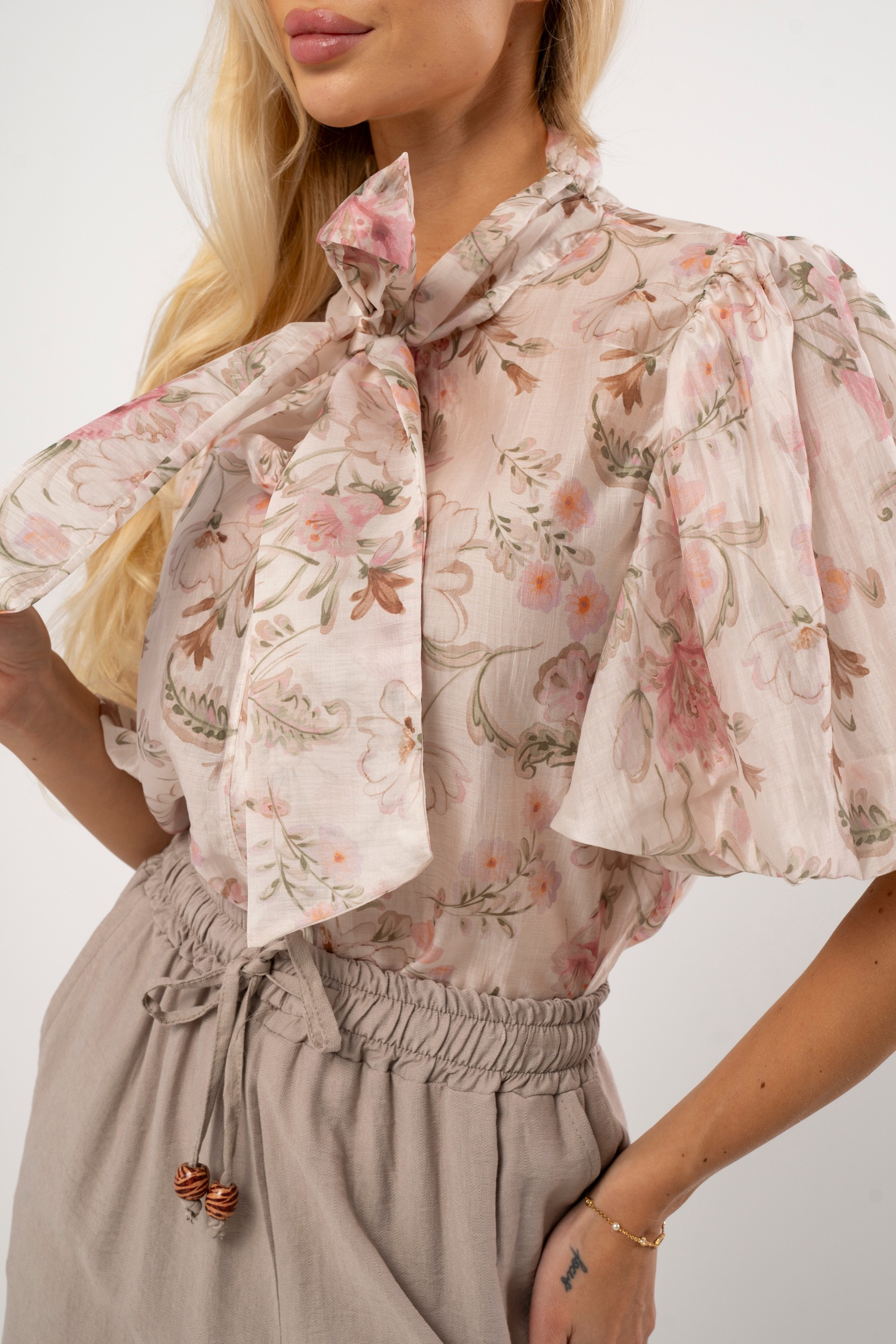 Bluzka w kwiaty z wiązaniem pod szyją i bufiastymi rękawami | Sprzedaż hurtowa odzieży damskiej