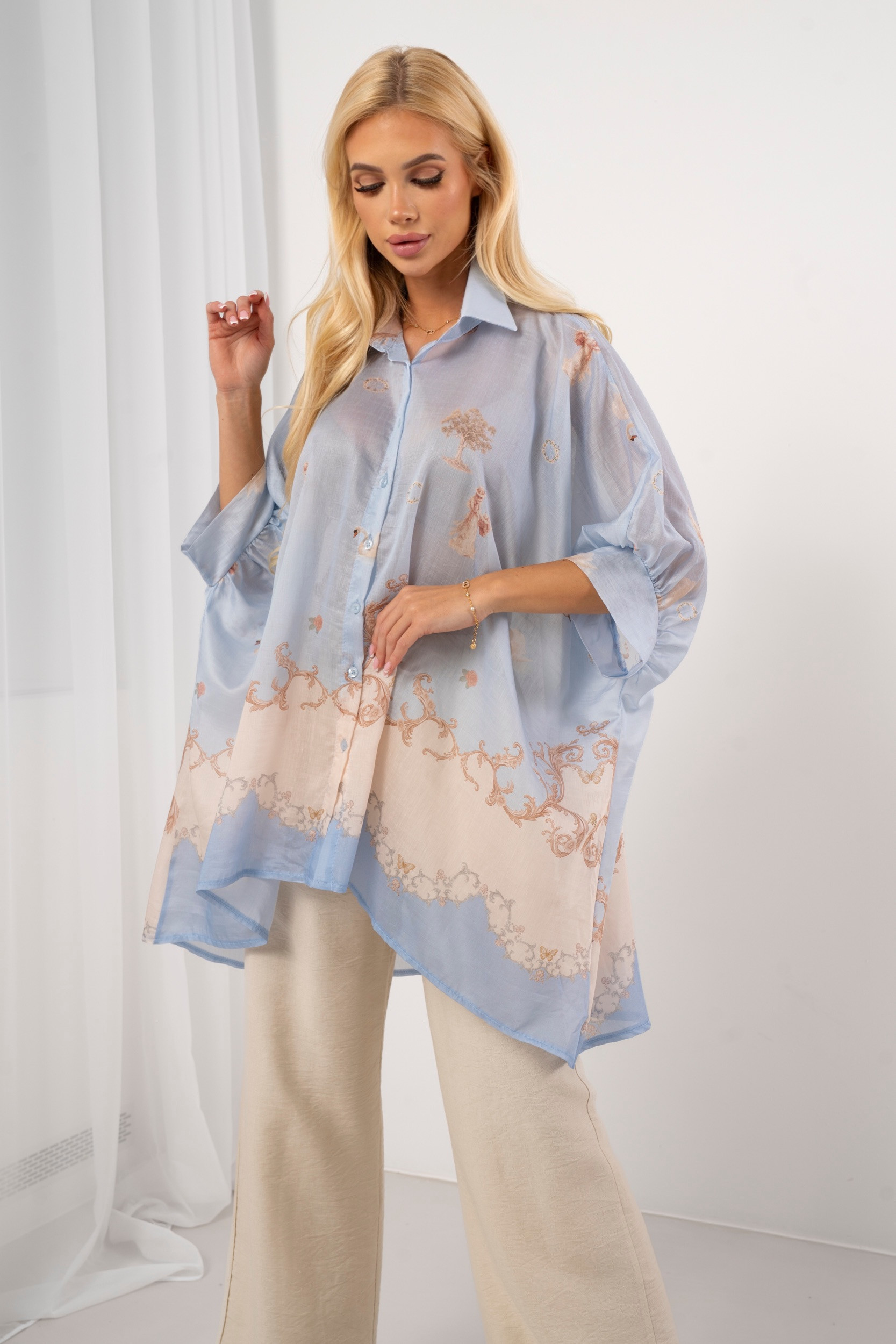 Koszula z subtelnym printem i asymetrycznym dołem | Hurtownia odzieży damskiej do butiku