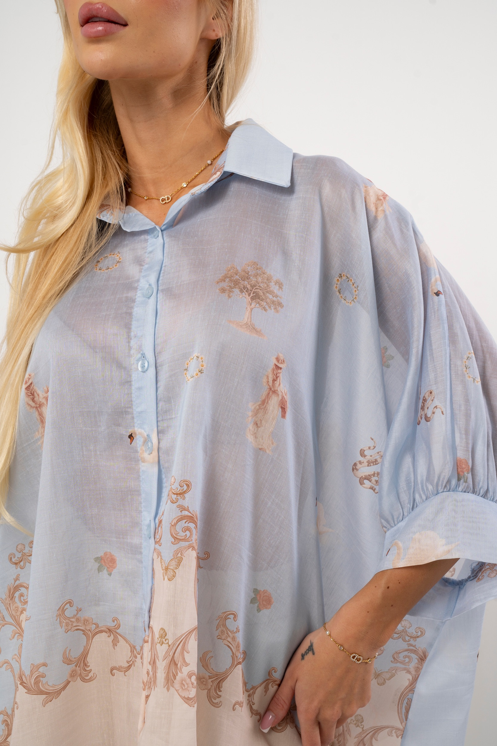 Koszula z subtelnym printem i asymetrycznym dołem | Hurtownia odzieży damskiej do butiku