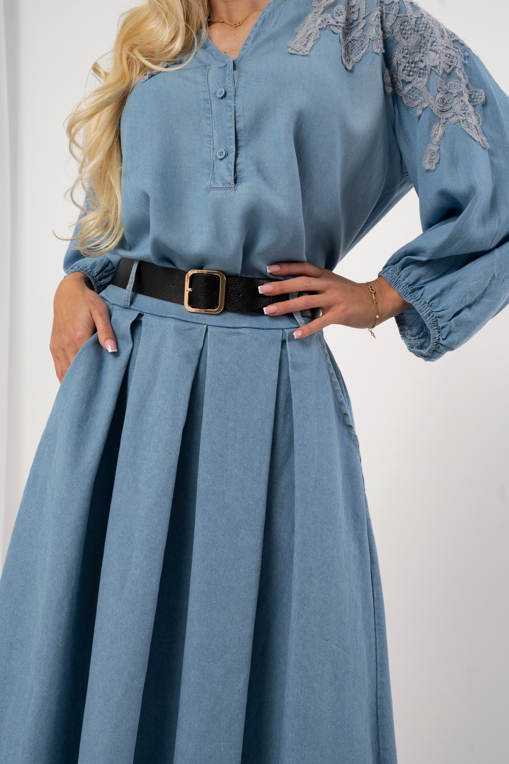 Spódnica maxi z plisami i ozdobnym paskiem