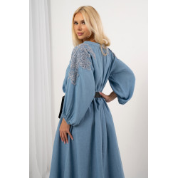 Bluzka z haftowaną gipiurą na ramionach | Hurtownia odzieży damskiej na sztuki