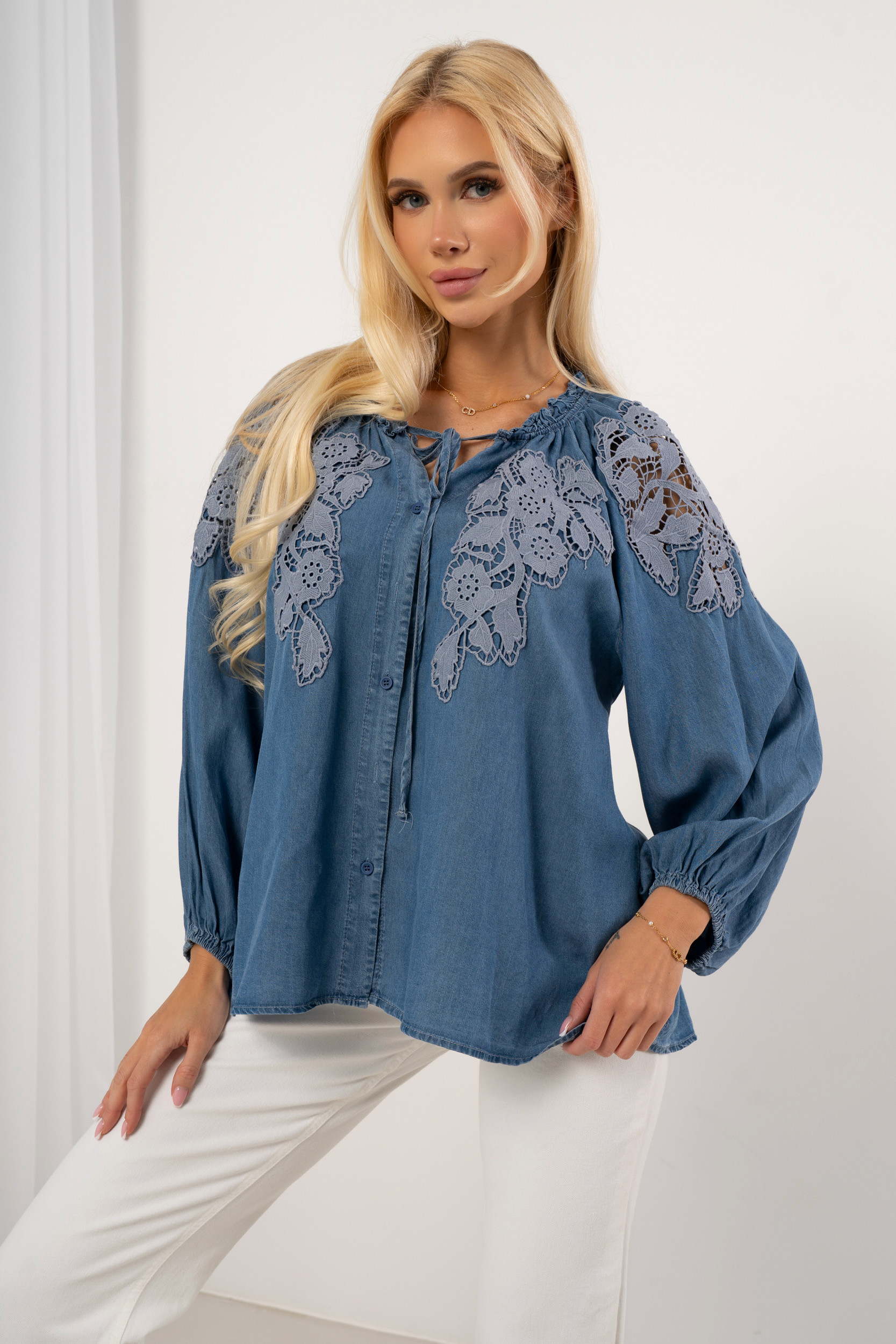 Koszula jeansowa z haftowaną gipiurą i bufiastymi rękawami | Hurtownia odzieży damskiej online