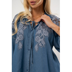 Koszula jeansowa z haftowaną gipiurą i bufiastymi rękawami | Hurtownia odzieży damskiej online