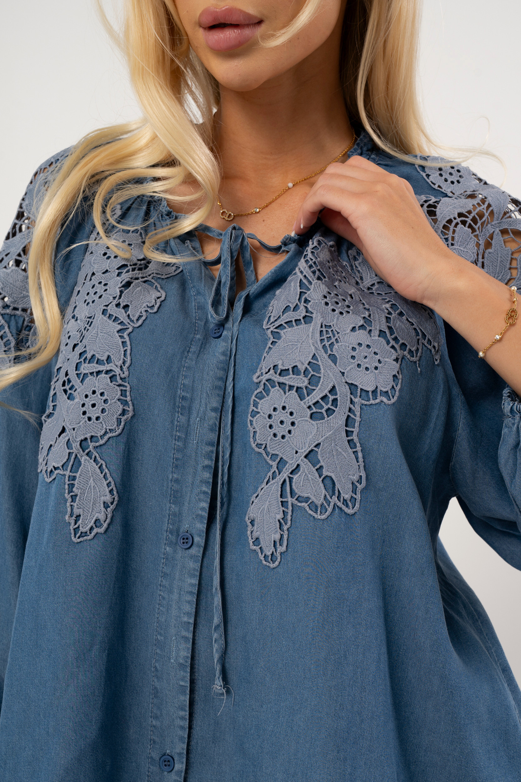 Koszula jeansowa z haftowaną gipiurą i bufiastymi rękawami | Hurtownia odzieży damskiej online