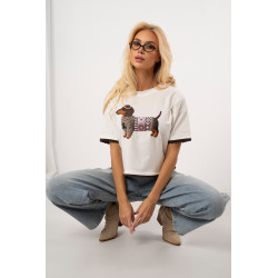 T-shirt z nadrukiem jamnika w ubranku i falowanym brzegiem