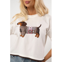 T-shirt z nadrukiem jamnika w ubranku i falowanym brzegiem