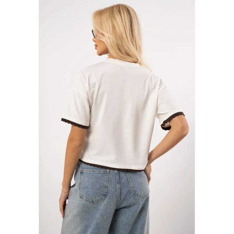 T-shirt z nadrukiem jamnika w ubranku i falowanym brzegiem