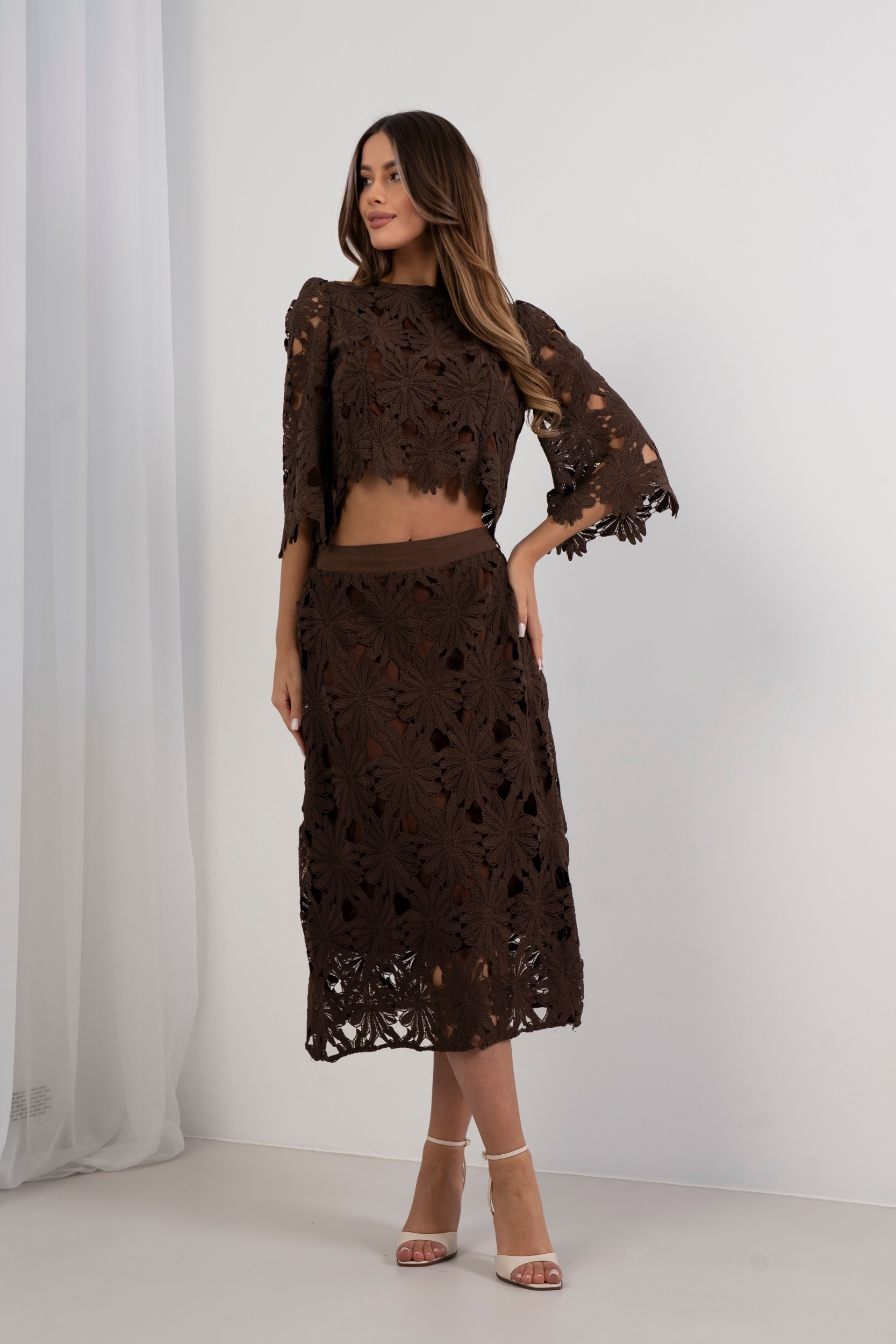 Bluzka z ażurowymi wycięciami i szerokimi rękawami