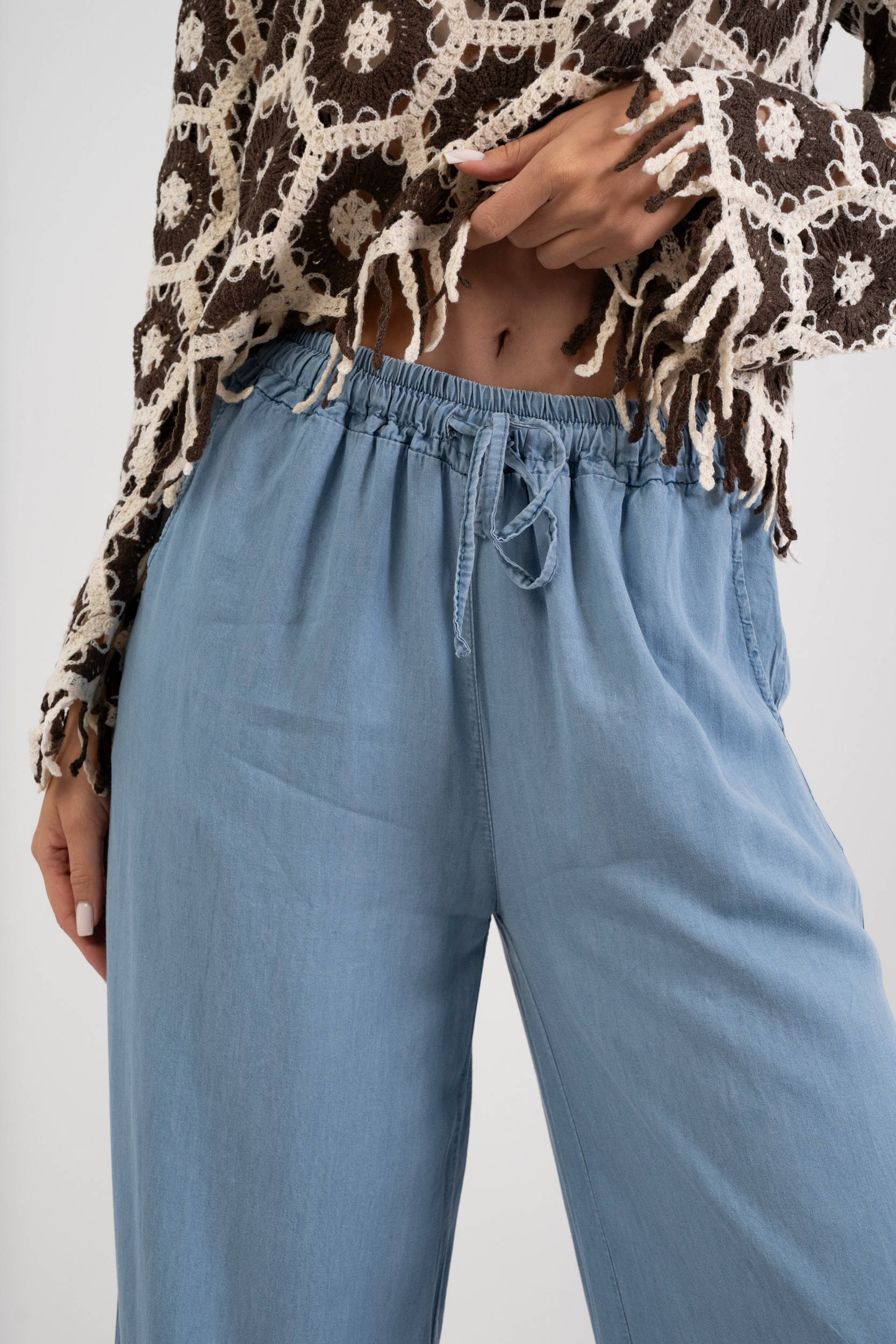 Luźne spodnie z elastycznym pasem i wiązaniem