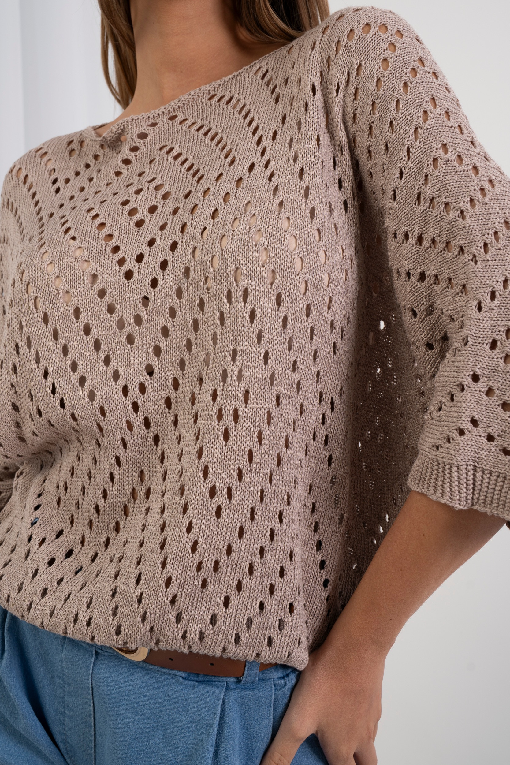 Ażurowy sweter o luźnym kroju