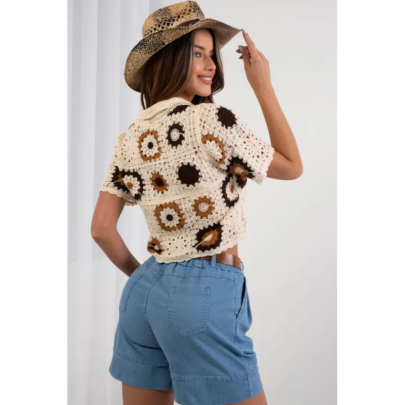 Krótka bluzka ażurowa na guziki z kołnierzykiem