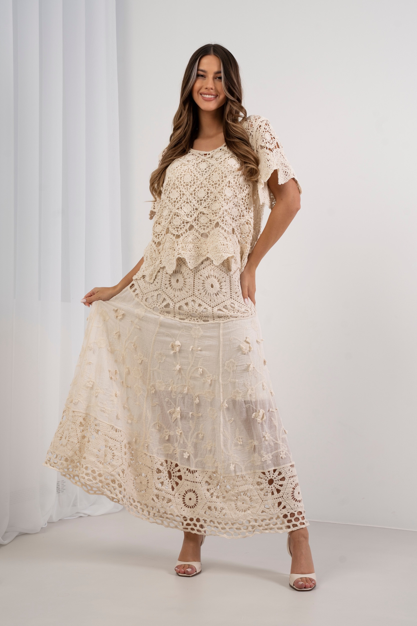 Spódnica maxi w stylu boho w haftowane kwiaty