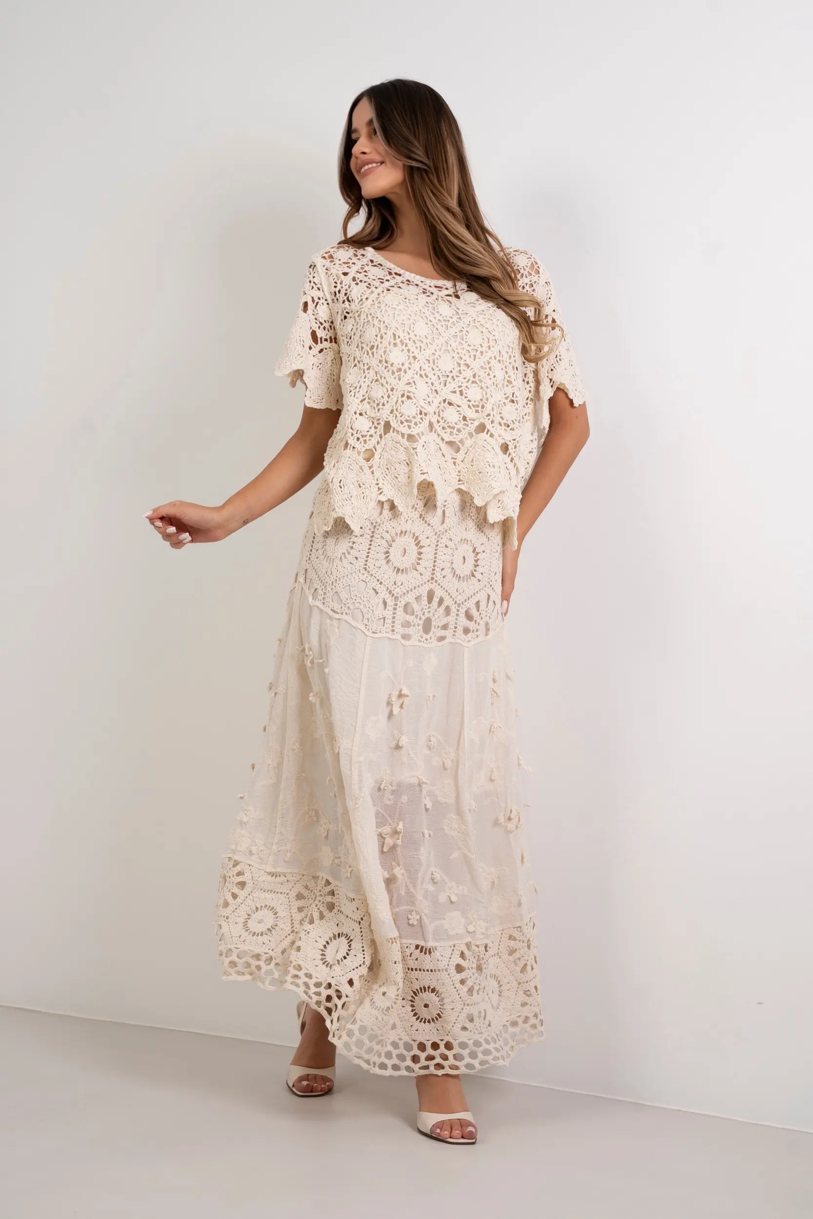 Spódnica maxi w stylu boho w haftowane kwiaty