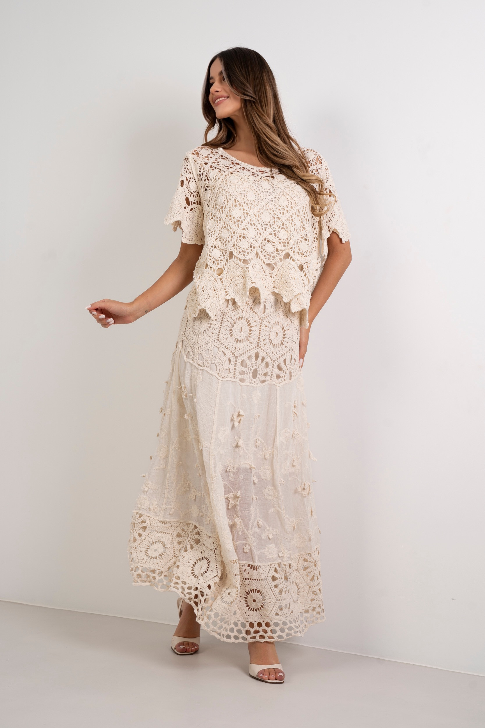 Spódnica maxi w stylu boho w haftowane kwiaty