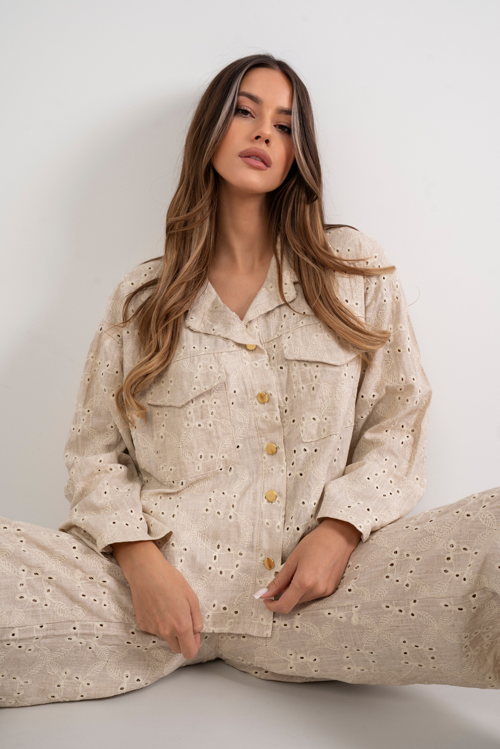 Ażurowa koszula z haftem i ozdobnymi guzikami