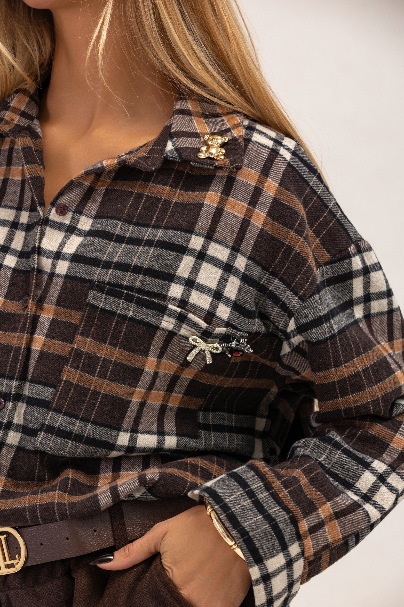 KOSZULA W KRATĘ Z OZDOBNYMI BROSZKAMI