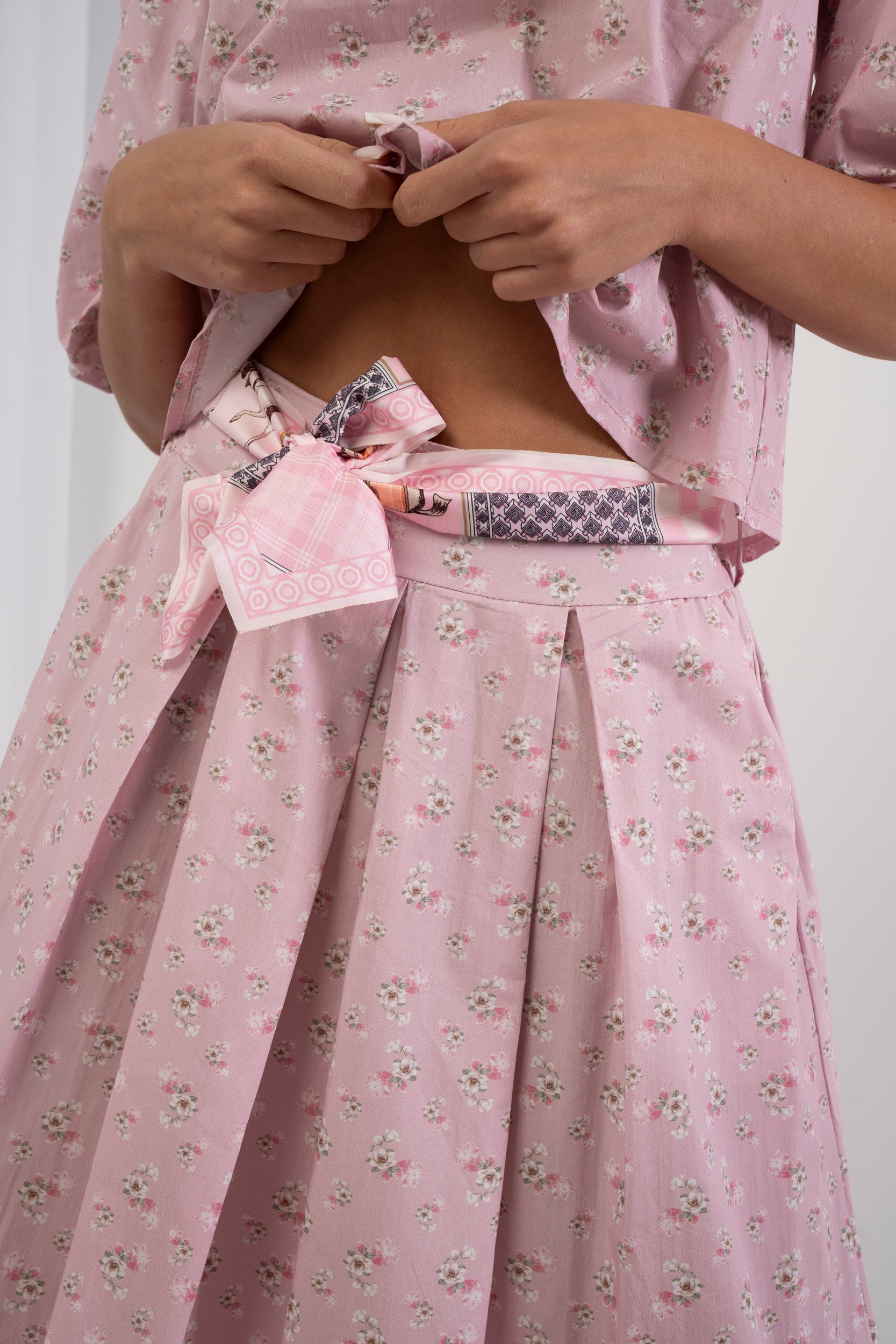 Spódnica maxi w drobne kwiaty z ozdobnym wiązaniem