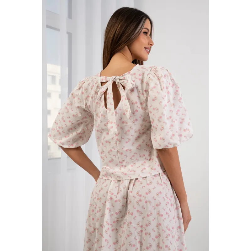 Bluzka w drobne kwiaty z bufiastymi rękawami