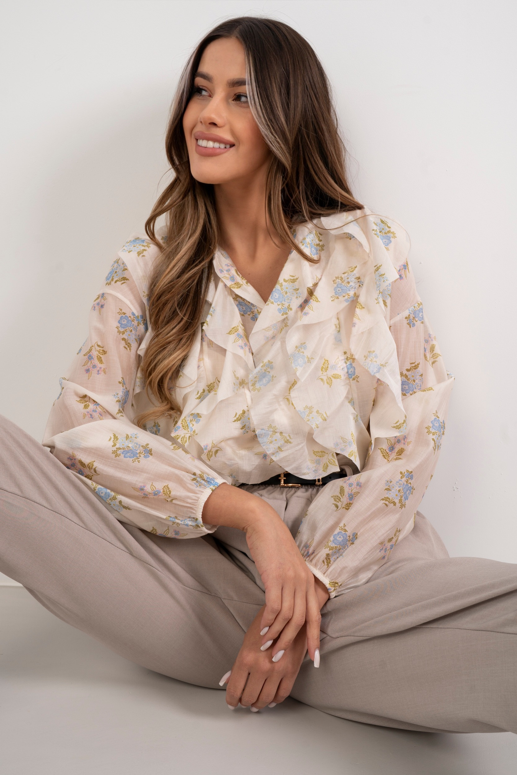 Lekka bluzka w kwiaty z falbanami