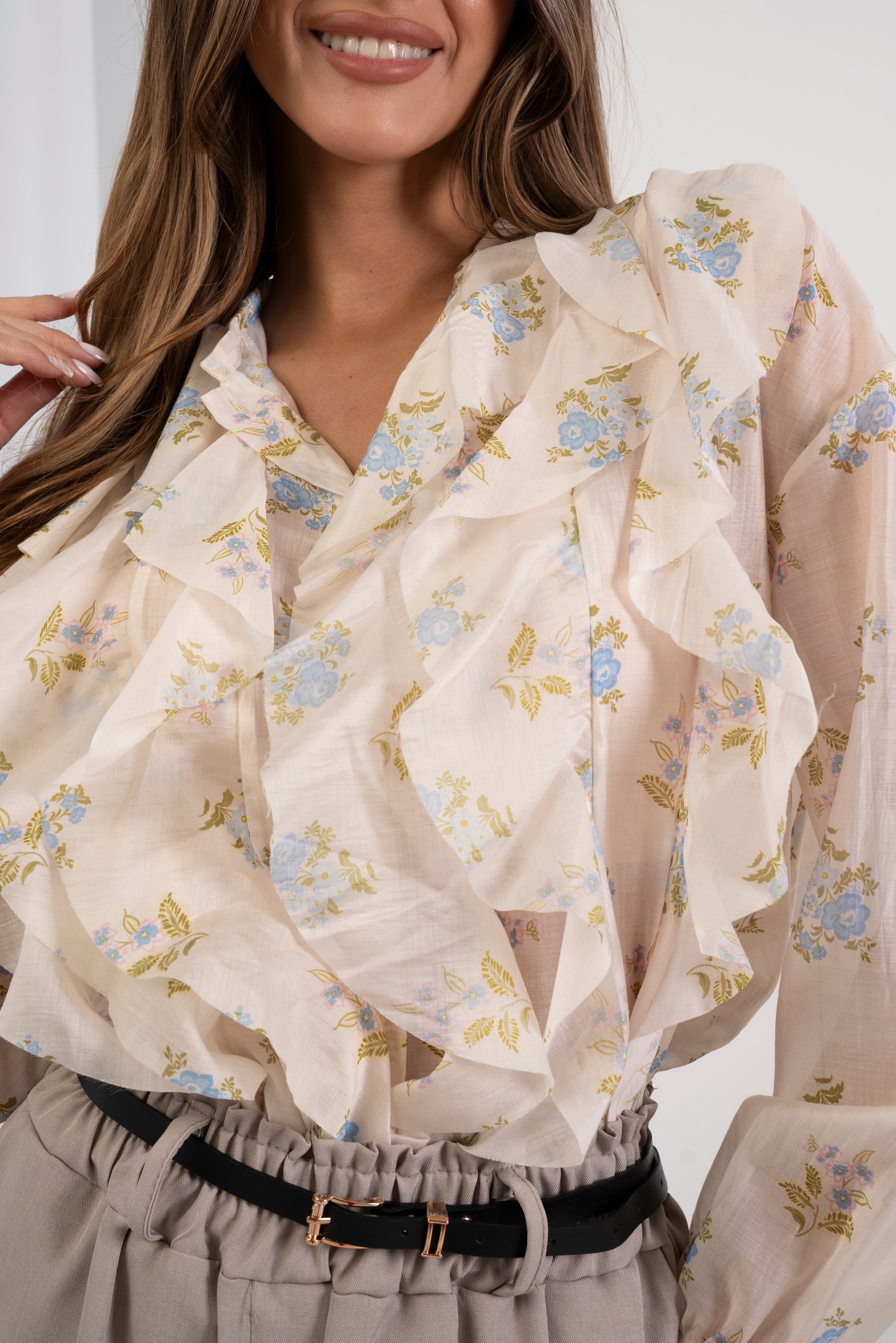 Lekka bluzka w kwiaty z falbanami