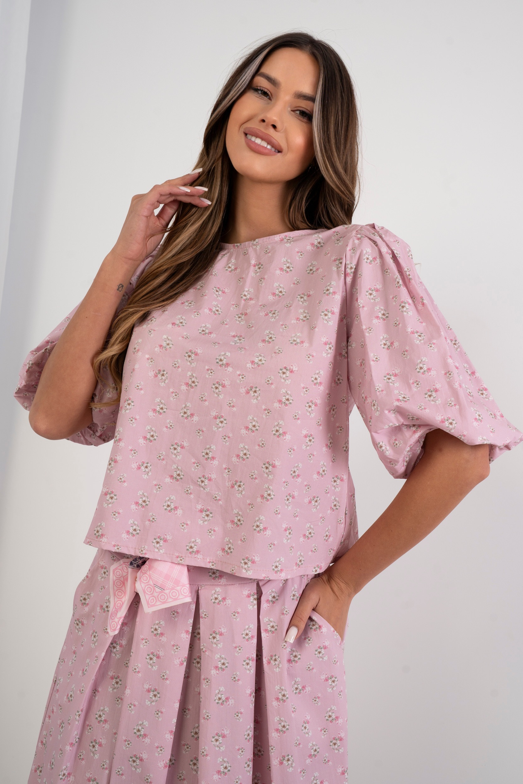 Bluzka w drobne kwiaty z bufiastymi rękawami