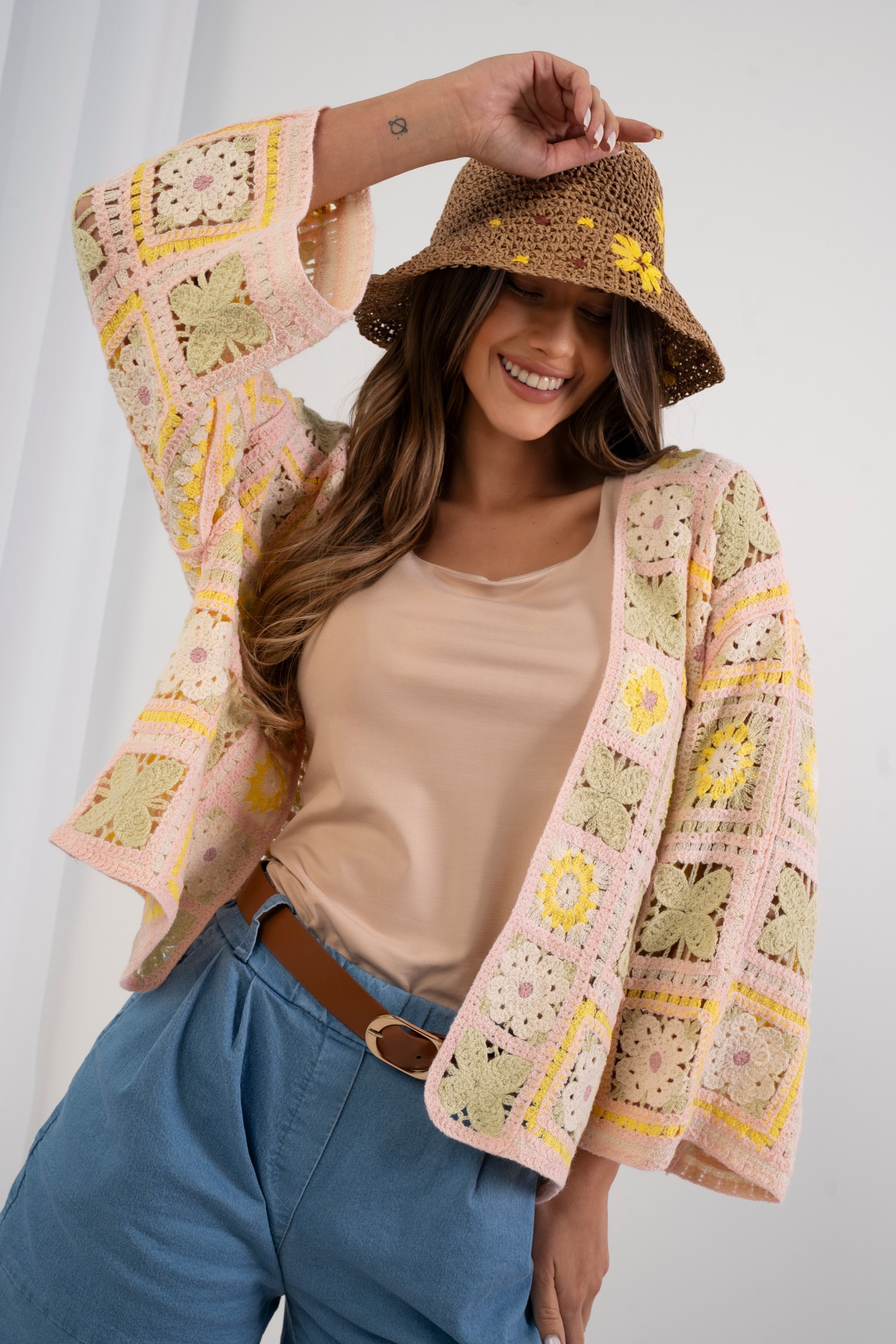 Krótki kardigan szydełkowy z motywem kwiatowym