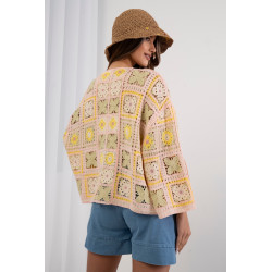 Krótki kardigan szydełkowy z motywem kwiatowym