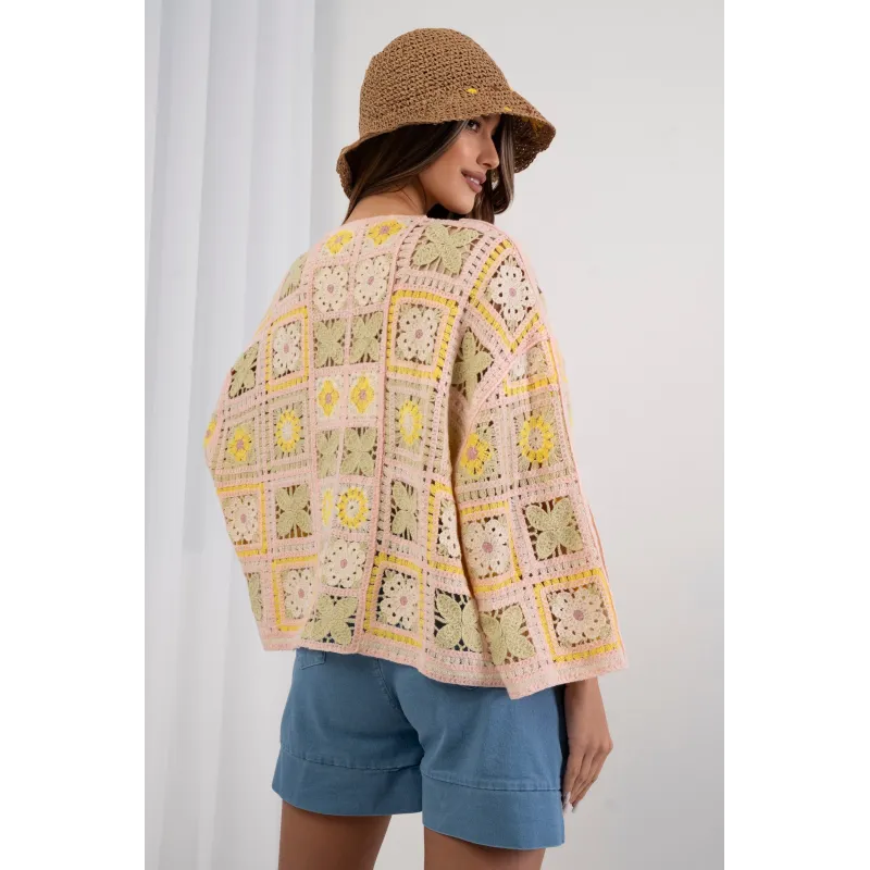 Krótki kardigan szydełkowy z motywem kwiatowym