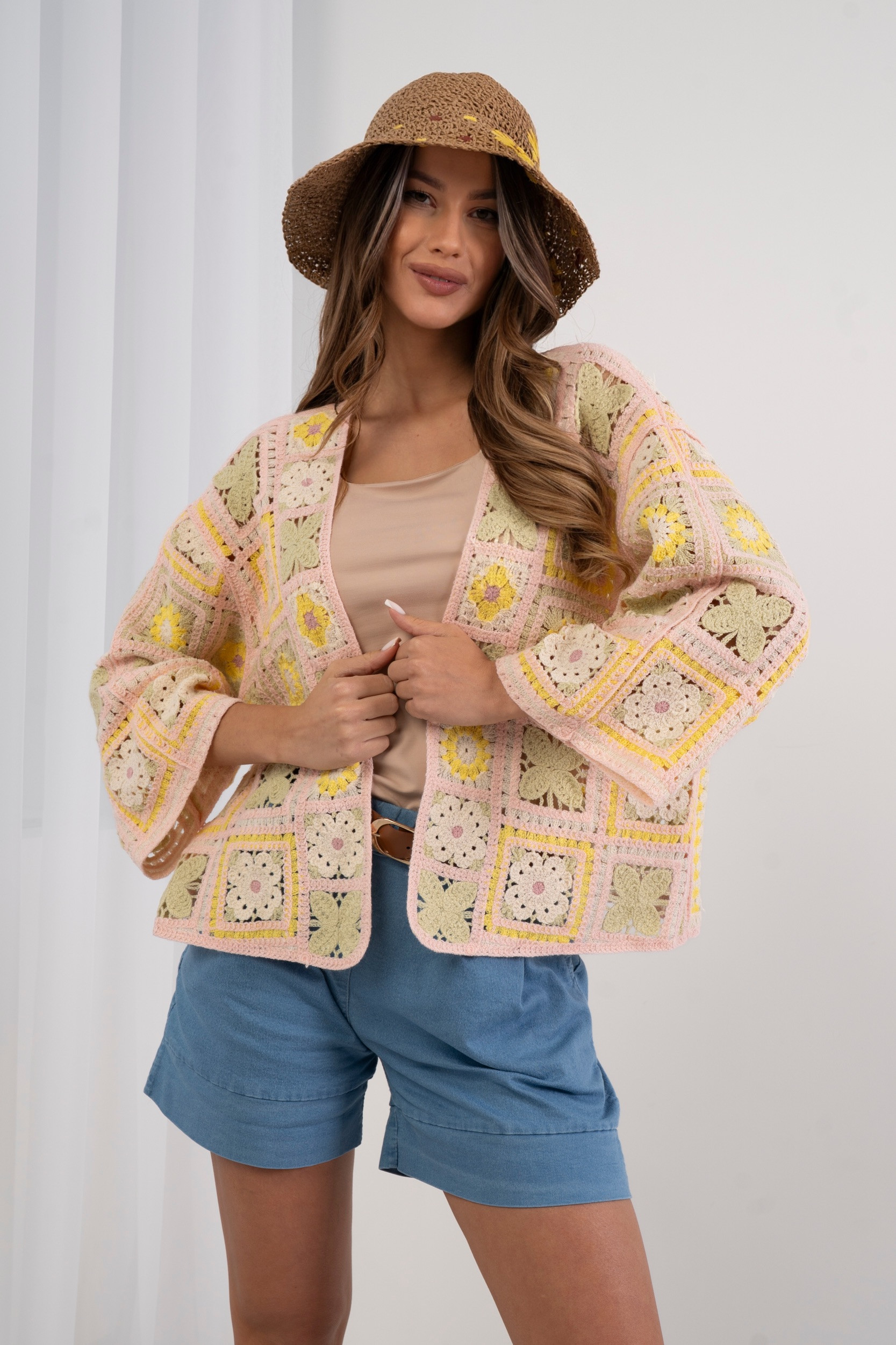 Krótki kardigan szydełkowy z motywem kwiatowym