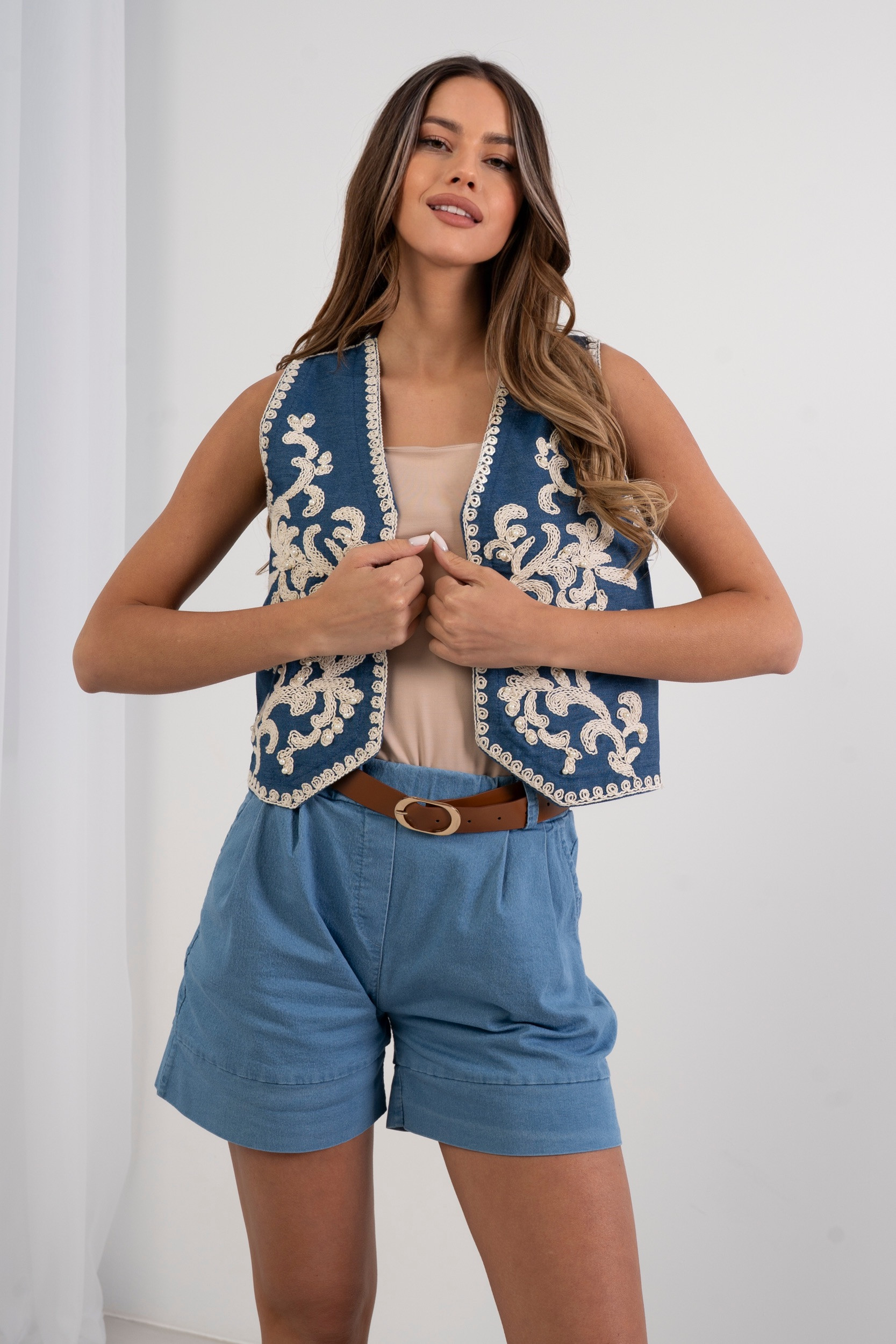 Krótka kamizelka z haftem i perełkami