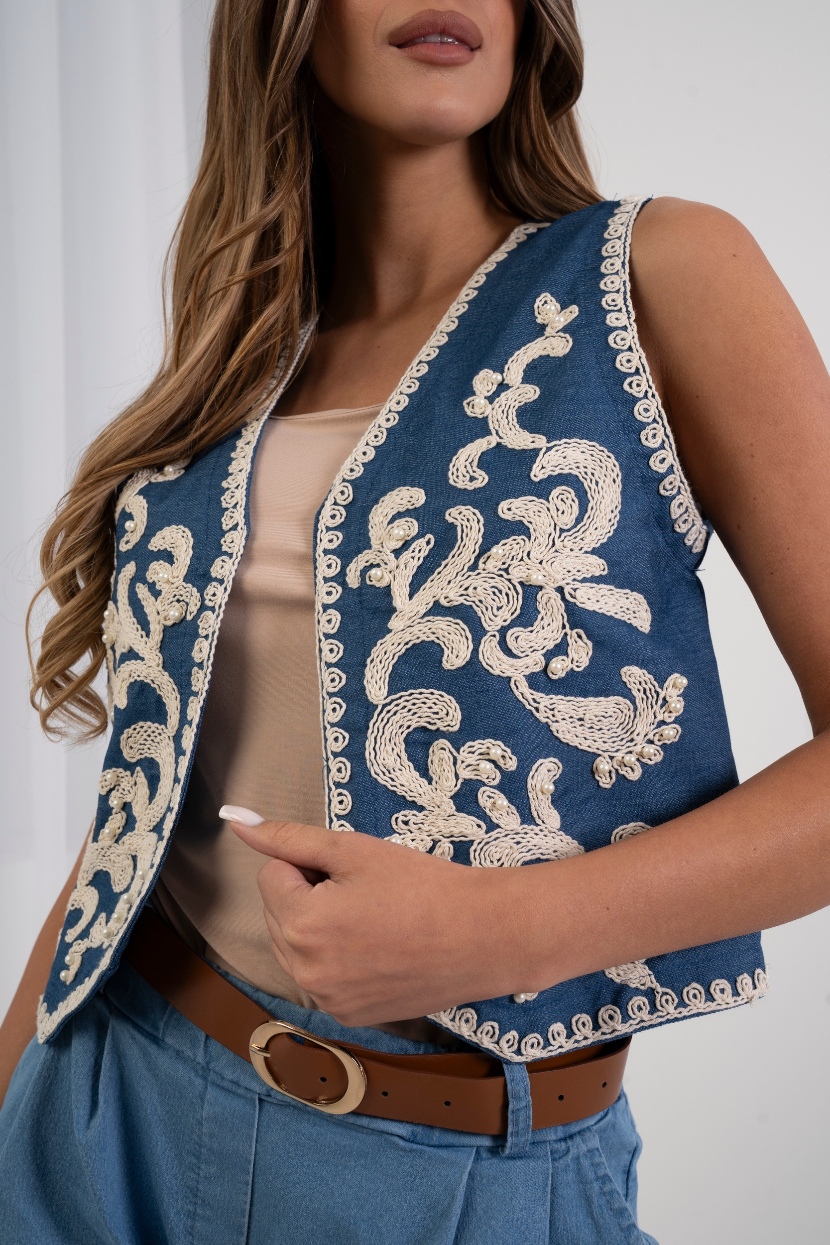 Krótka kamizelka z haftem i perełkami
