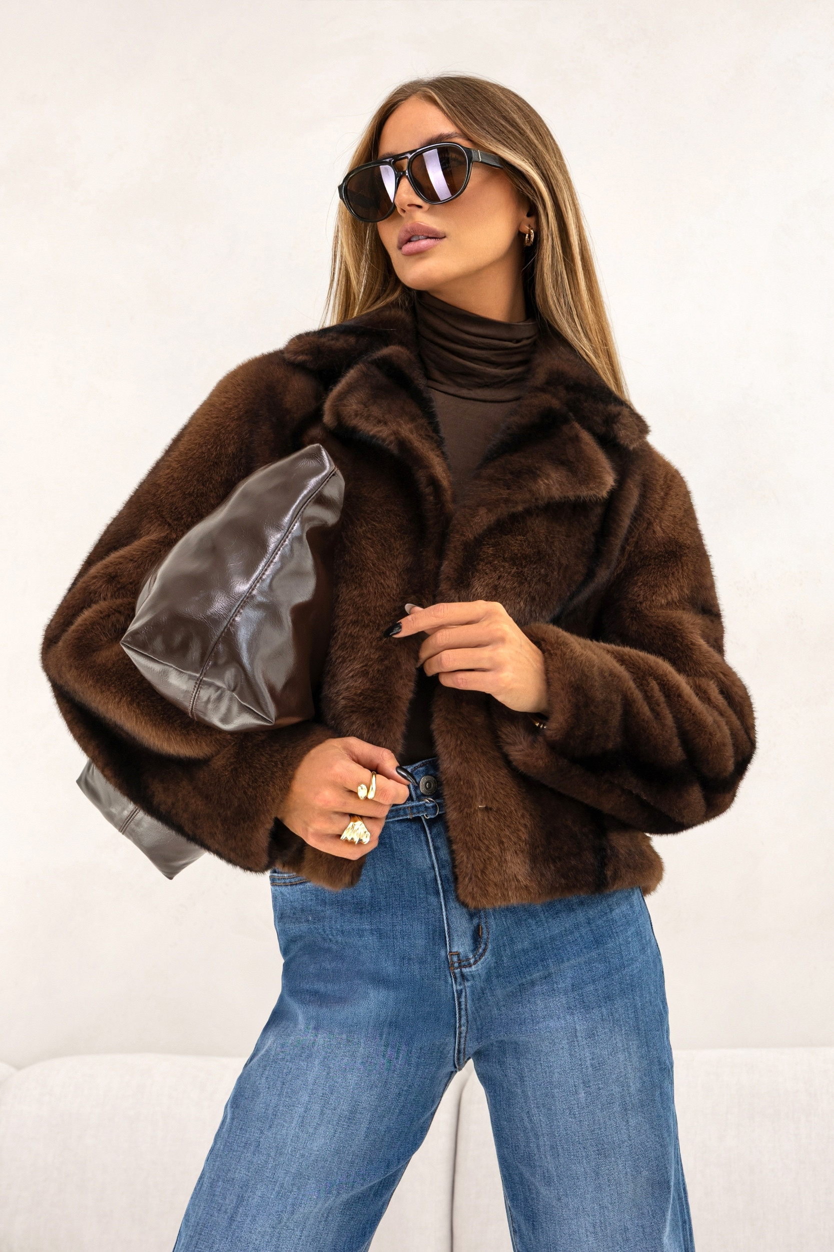 KRÓTKA FUTRZANA KURTKA Z SZEROKIM KOŁNIERZEM