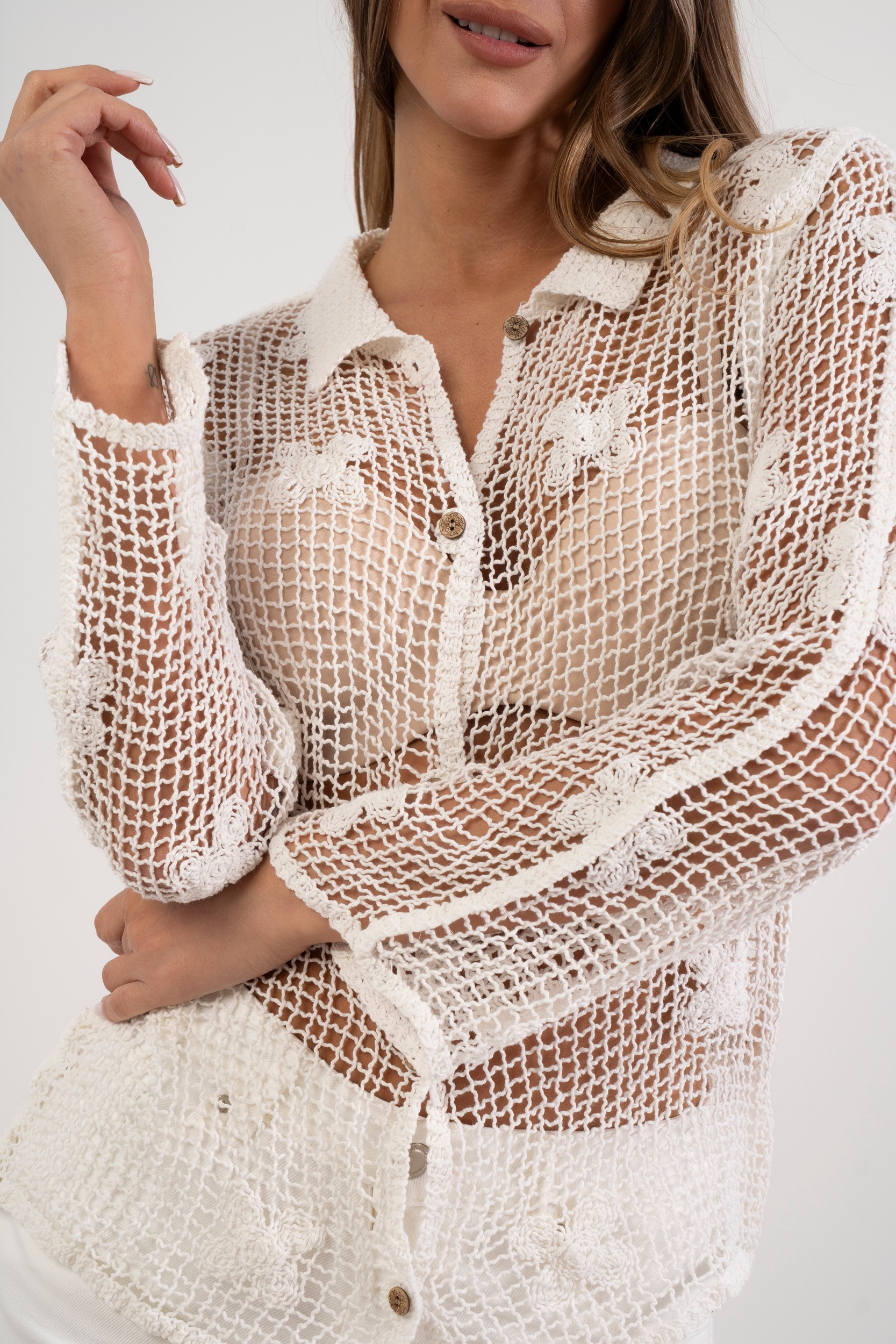 Ażurowa koszula z siateczki z haftowanymi kwiatami