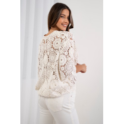 Ażurowa bluzka z kwiatowym motywem i perełkami