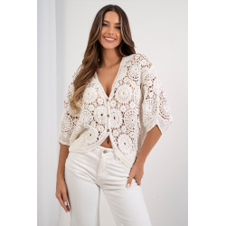 Ażurowa bluzka z kwiatowym motywem i perełkami