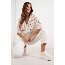 Ażurowa bluzka z kwiatowym motywem i perełkami