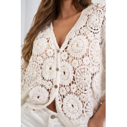 Ażurowa bluzka z kwiatowym motywem i perełkami