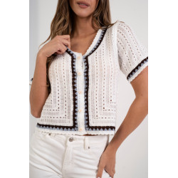 Ażurowa bluzka z guzikami i kontrastową lamówką