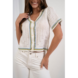 Ażurowa bluzka z guzikami i kontrastową lamówką