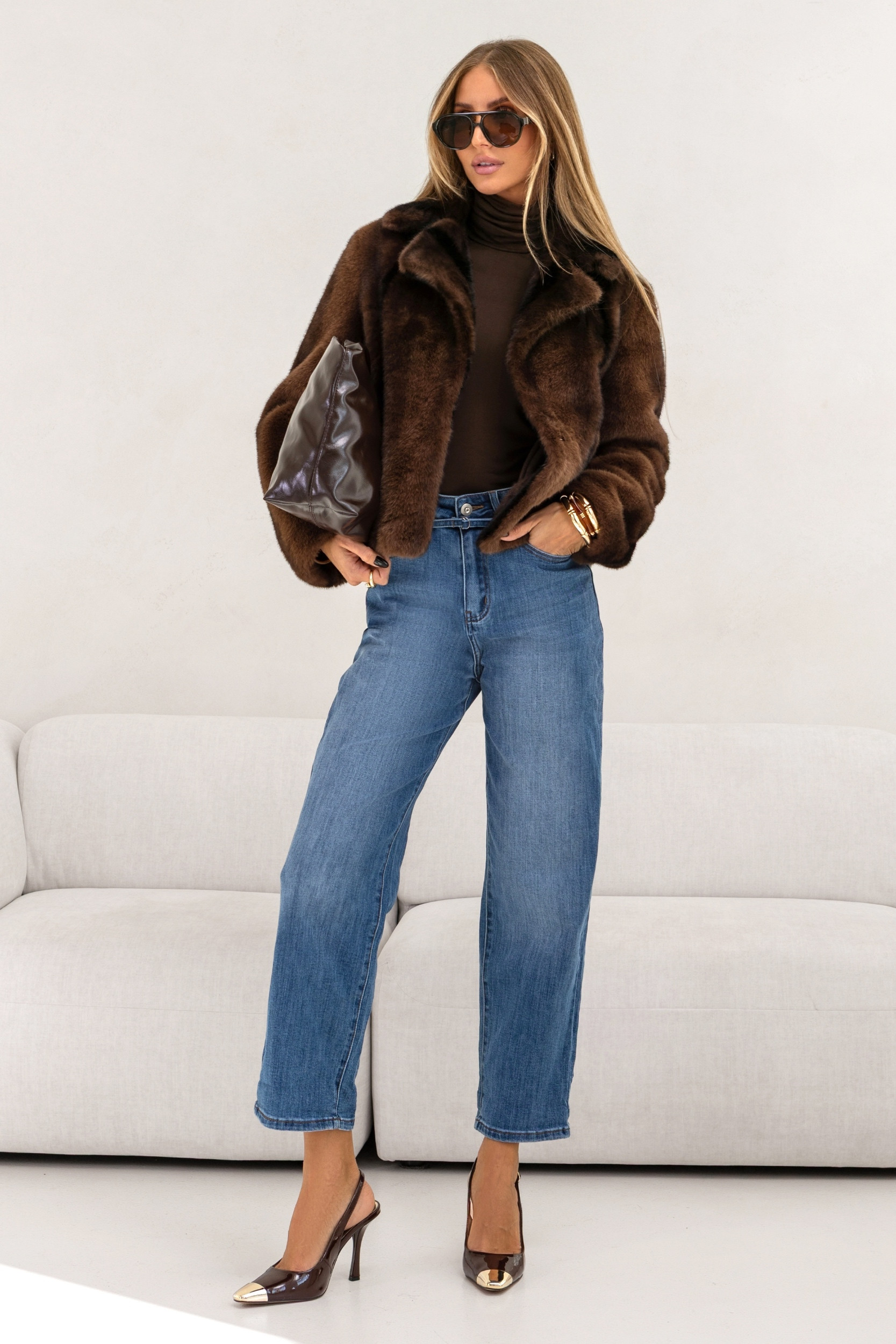 JEANSY Z PROSTĄ NOGAWKĄ I WYSOKIM STANEM