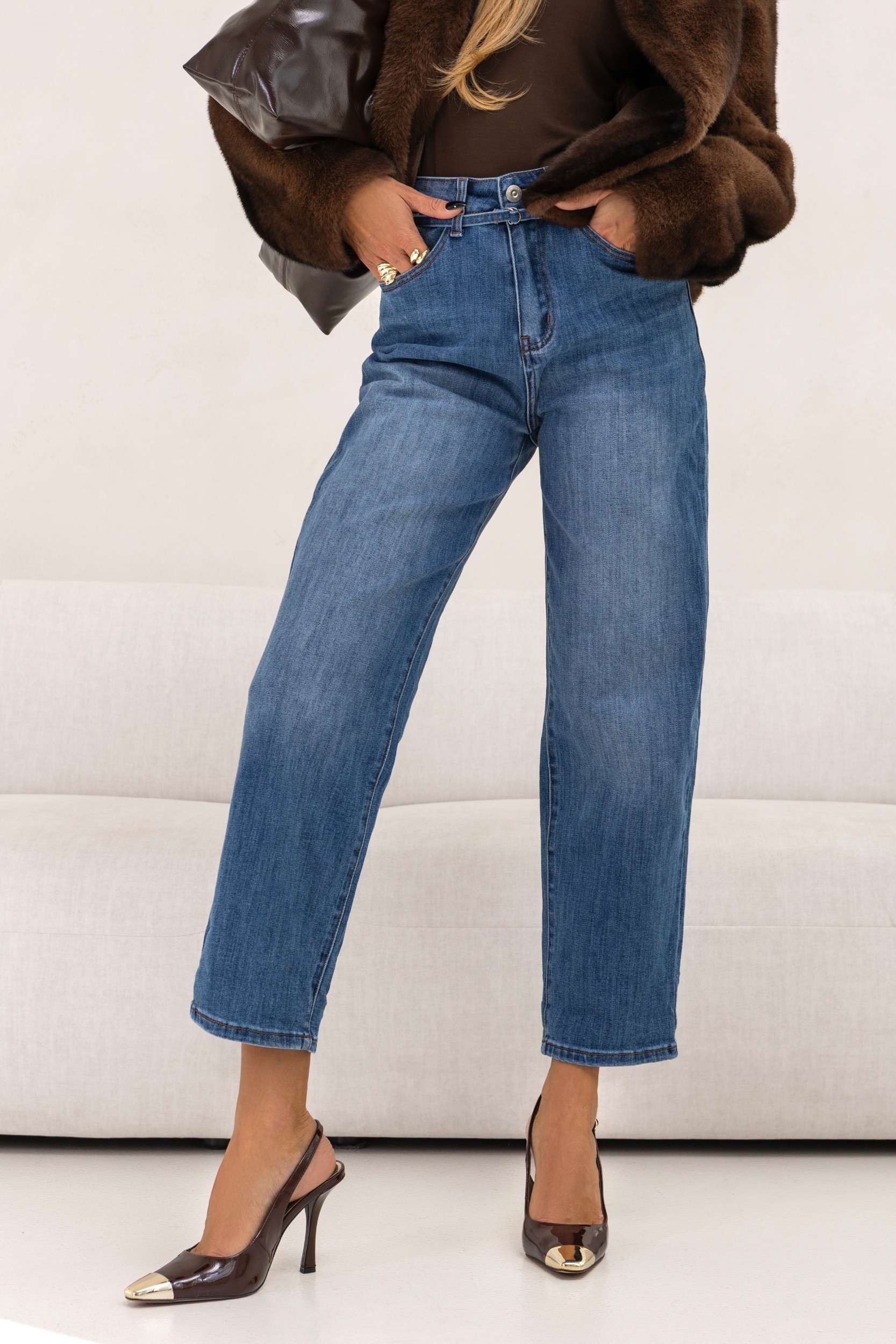 JEANSY Z PROSTĄ NOGAWKĄ I WYSOKIM STANEM