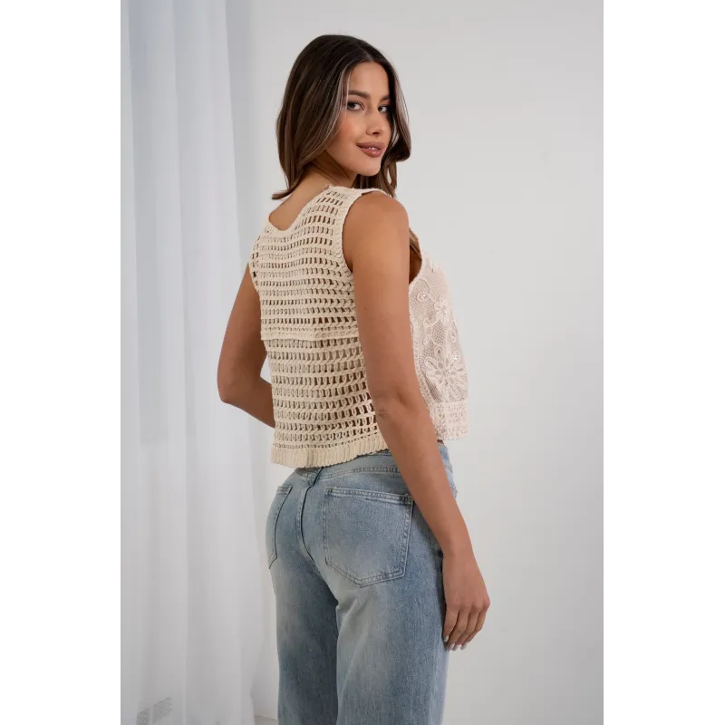 Ażurowa kamizelka z haftem kwiatowym i guzikami