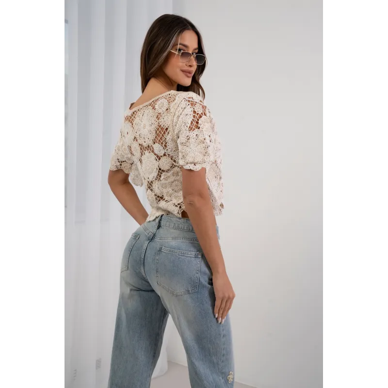 Ażurowa bluzka crop top z gipiurowych kwiatów