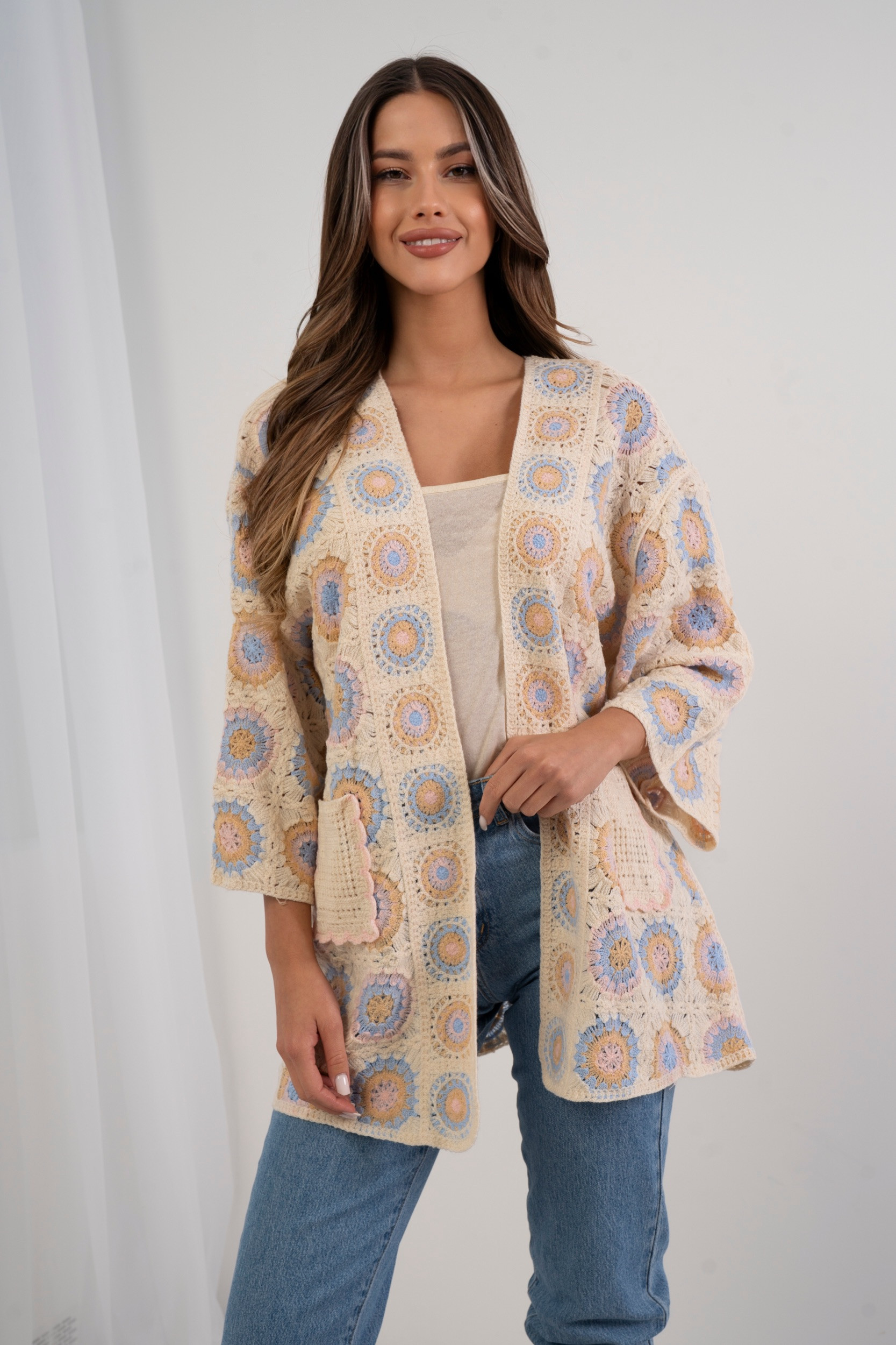 Długi ażurowy kardigan w pastelowe wzory
