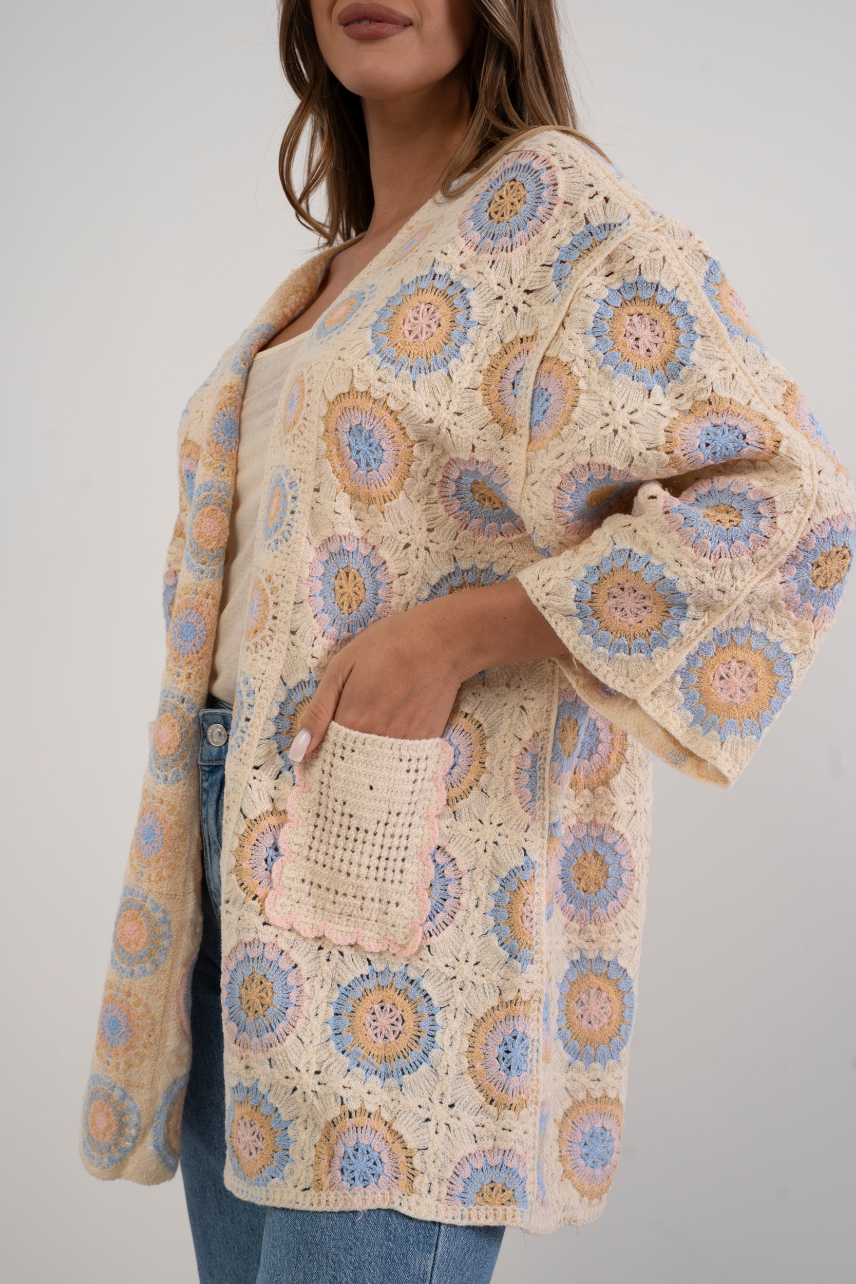 Długi ażurowy kardigan w pastelowe wzory