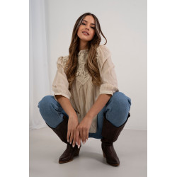 Bluzka z delikatną stójką i ażurowym zdobieniem