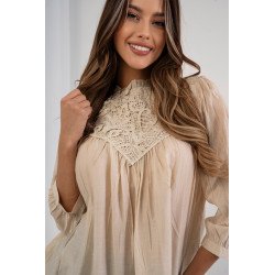 Bluzka z delikatną stójką i ażurowym zdobieniem